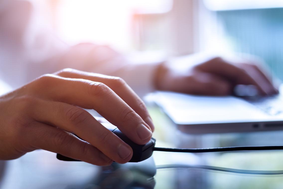 shutterstock_laptop_and_mouse_with_hand