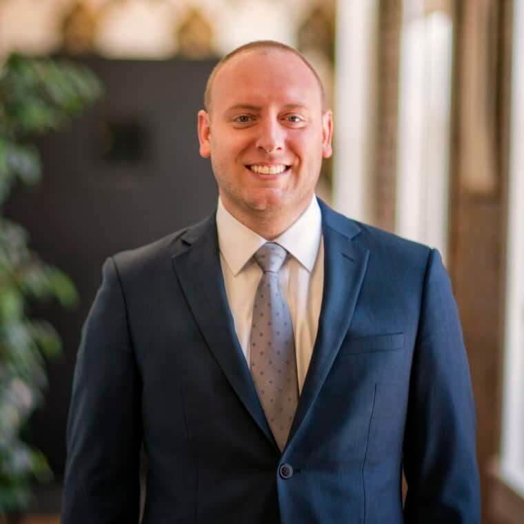 zachary oswald headshot
